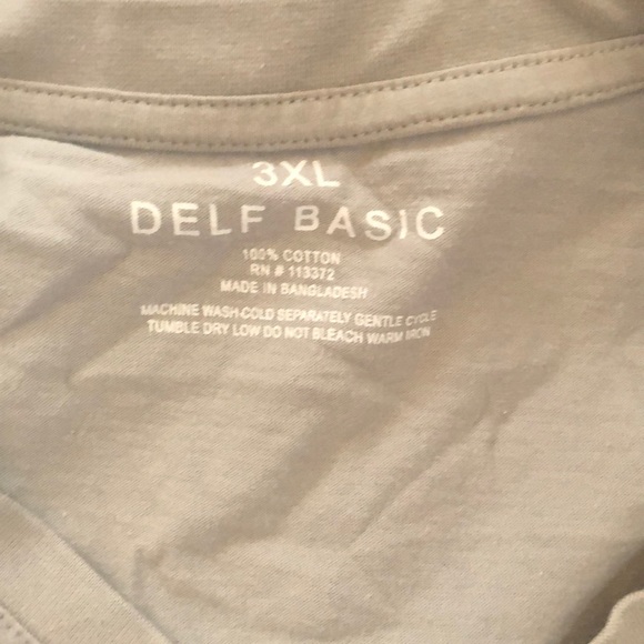 Tan t-shirt with button front pockets. - Picture 3 of 3